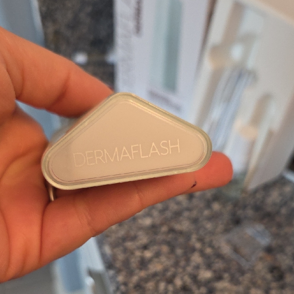 Dermaflash Dermapore Pore Extractor in Mint - Picture 3 of 6
